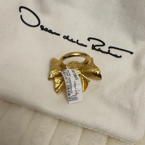 Oscar de la Renta Gold Ribbon Ring - Picture 3 of 4